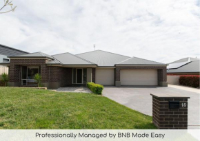 Centennial Cres, Modern, Entertaining Home, Sleeps 8